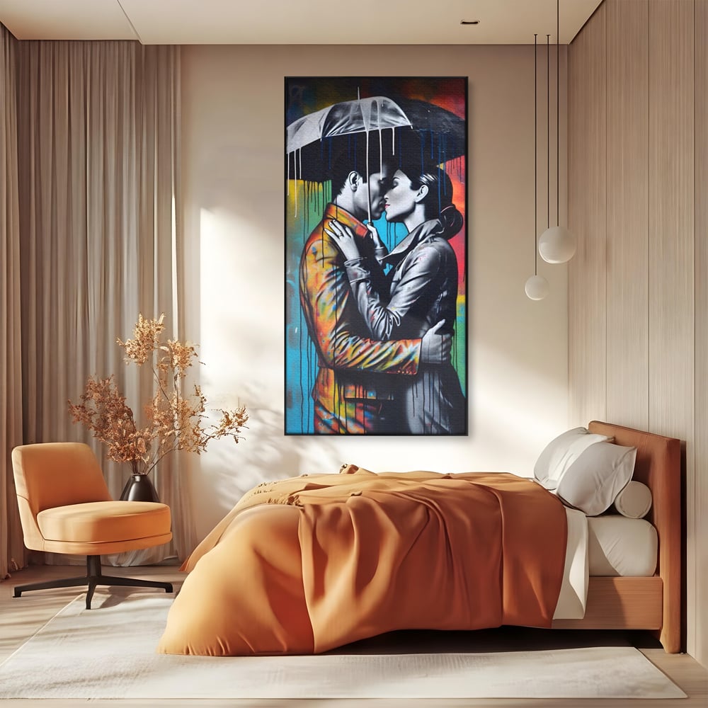 Tablou canvas cu tablou cuplu sub umbrela, in rama de aluminiu negru, pe perete intr-un dormitor